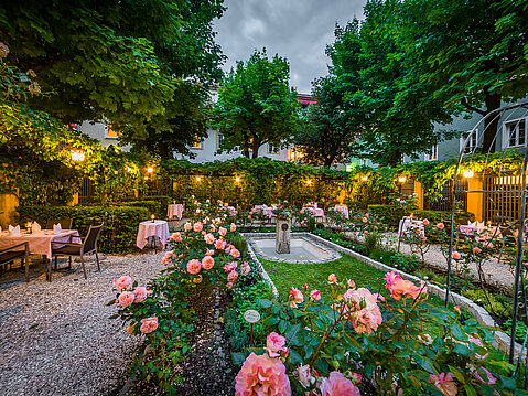 Rosengarten in abendlicher Stimmung 