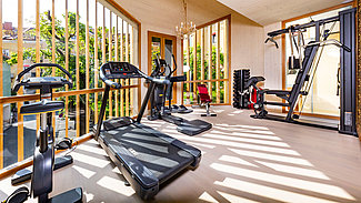 Fitnessraum mit Ausdauer- und Workout-Geräten