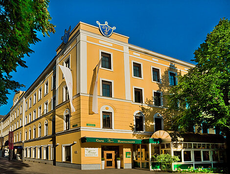 Parkhotel Außenansicht im Sommer