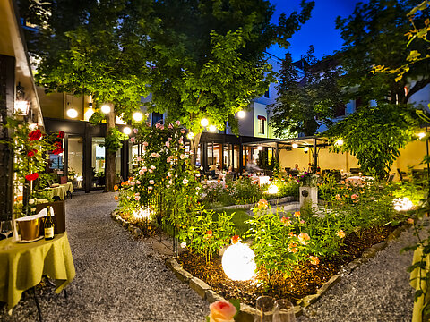 Rosengarten am Abend im Parkhotel Graz