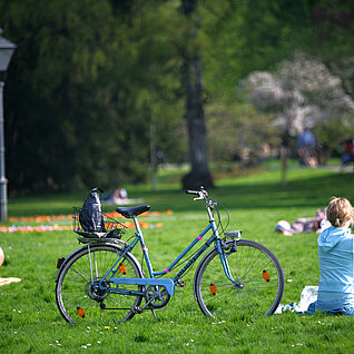 Menschen im Stadtpark in Graz