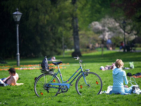 Menschen im Stadtpark in Graz