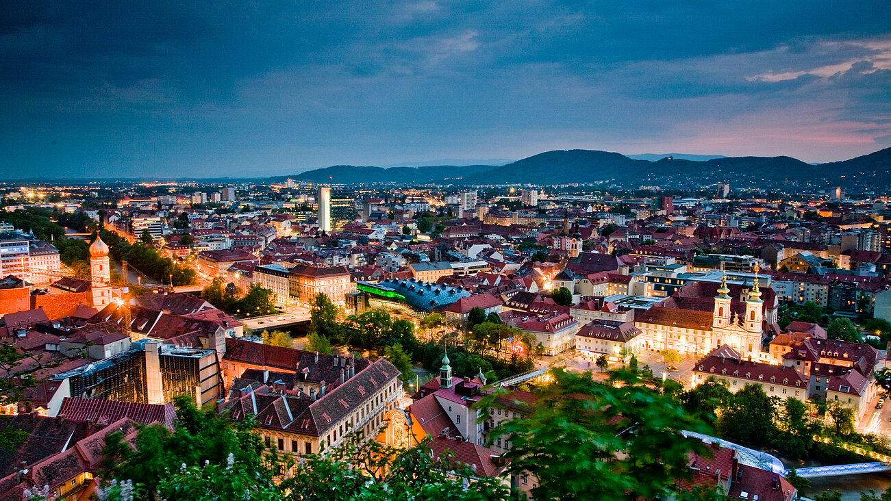 Städteurlaub in Graz Stadtblick über Graz bei Nacht