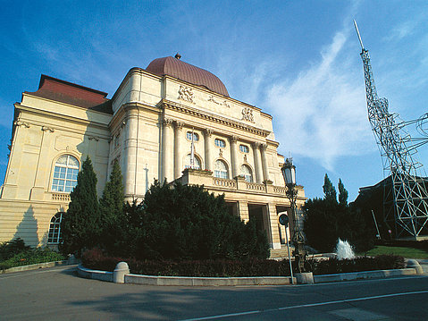 Grazer Oper Aussenansicht im Sommer
