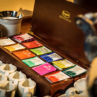 Teebar mit verschiedenen Teesorten