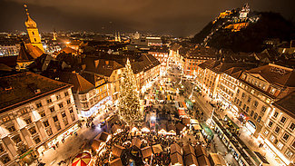 Blick über den Grazer Christkindlmarkt bei Nacht